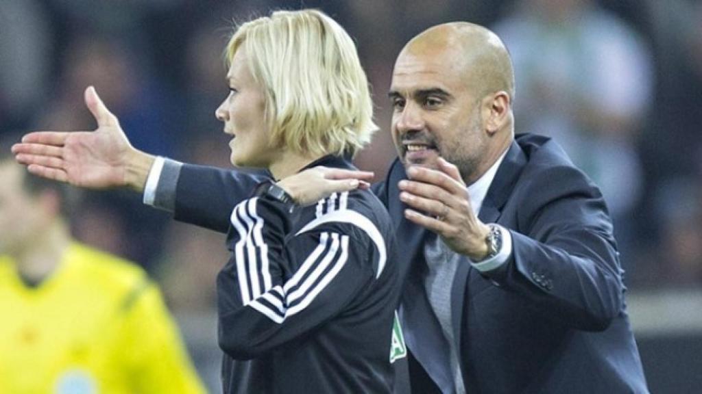 Guardiola protesta junto a Bibiana Steinhaus.