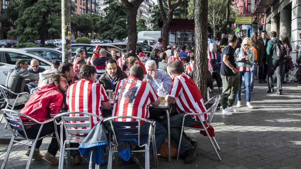 Los aficionados rojiblancos beben antes de entrar al Calderón.