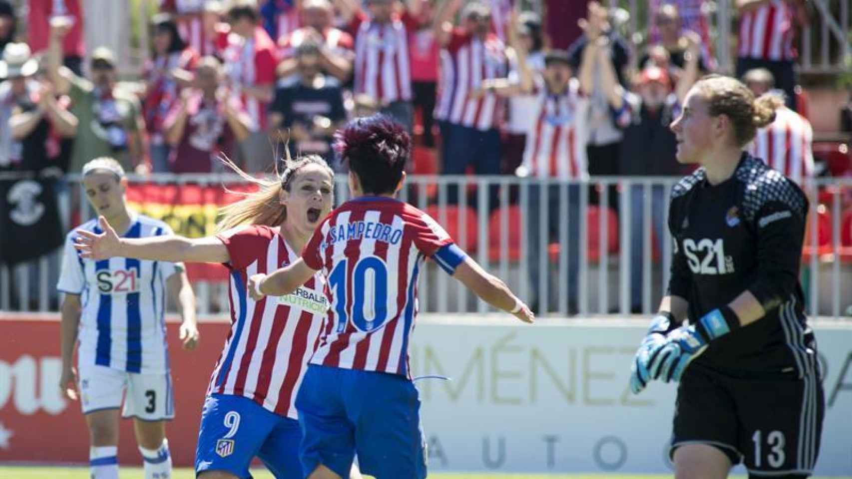 Las jugadoras del Atlético de Madrid celebran un gol en la victoria contra la Real Sociedad.