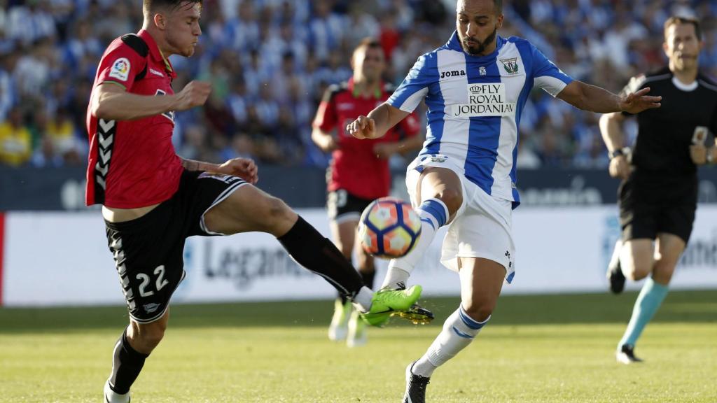 El Zhar y Vigaray disputan un balón en el Leganés - Alavés.