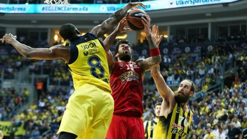 Udoh defendiendo a Printezis. Foto: euroleague.net