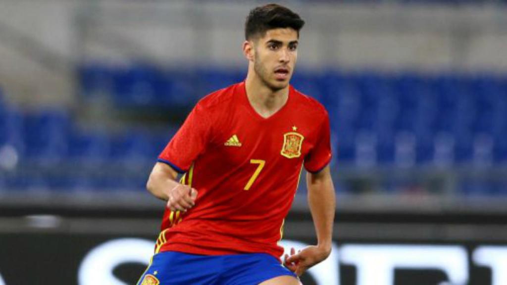 Asensio, defendiendo a España   Foto; Twitter (@ellarguero)