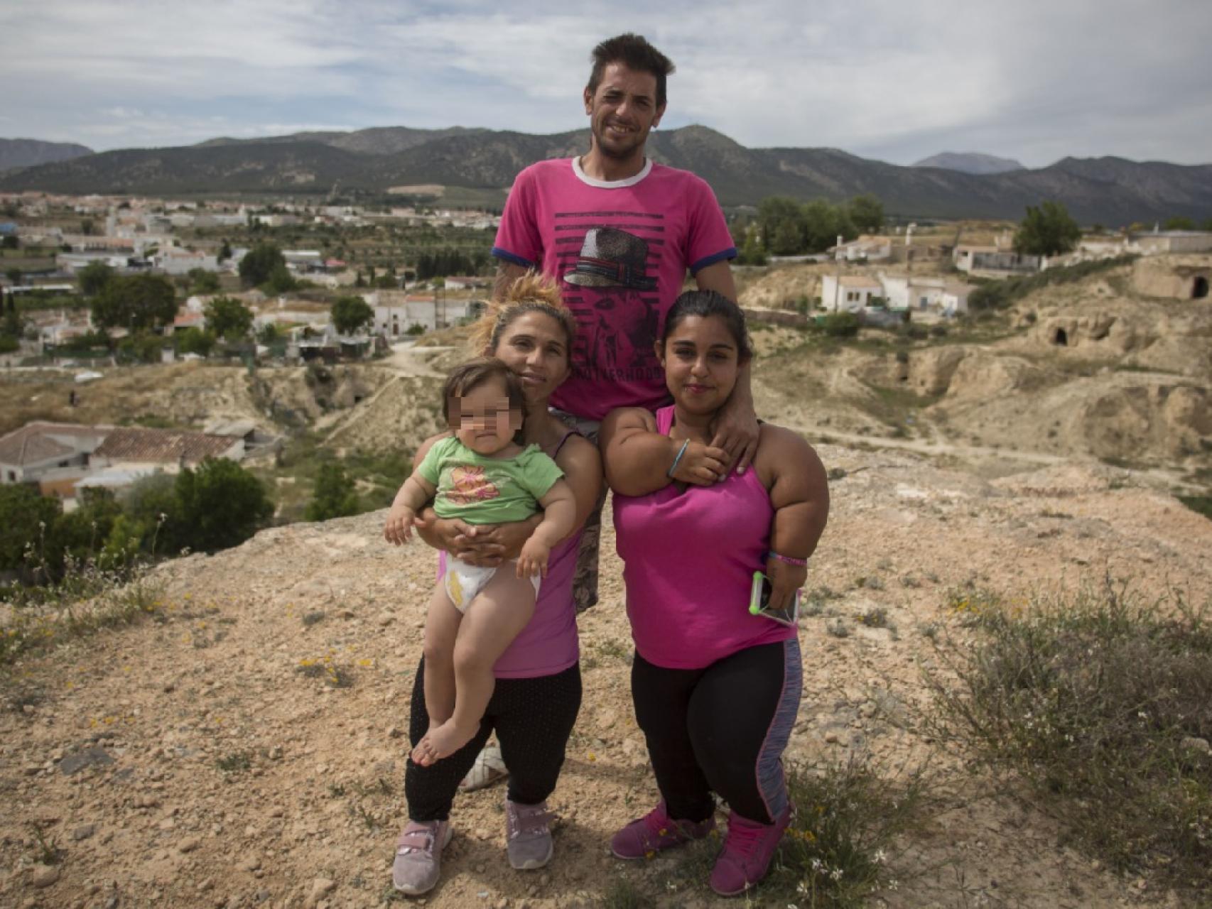 Enanos y sordos: viaje a Huéscar, el pueblo donde 500 gitanos se casan  entre sí