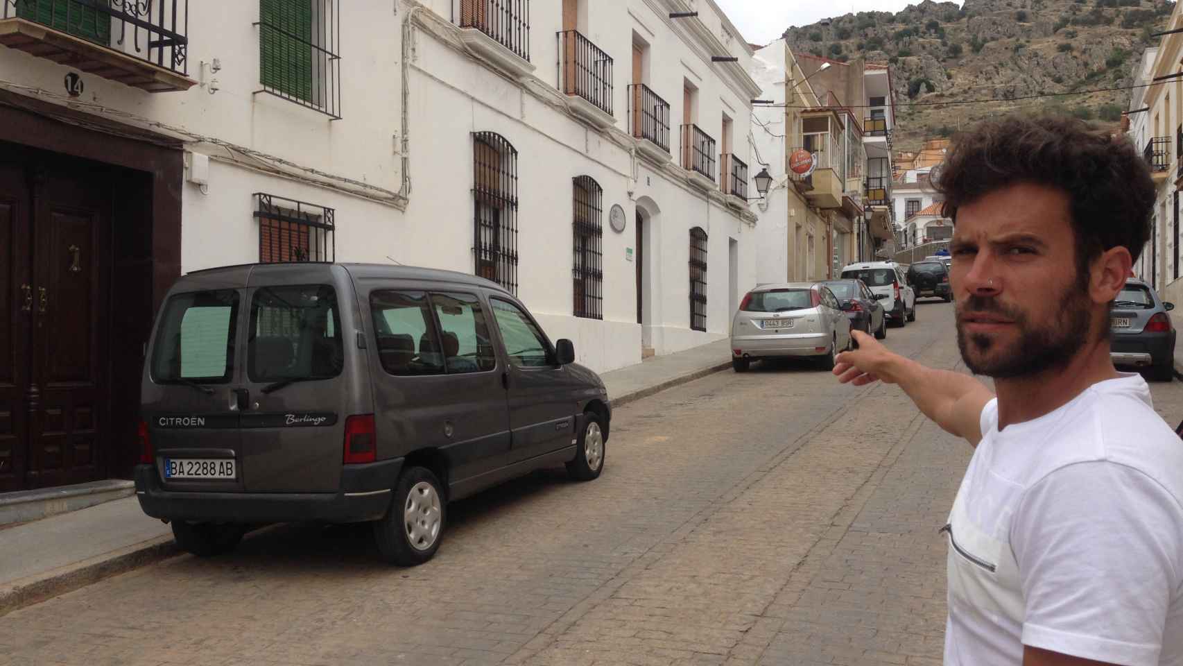 En la foto, Javier señalando el lugar en el que estaba aparcado el coche del guardia civil.