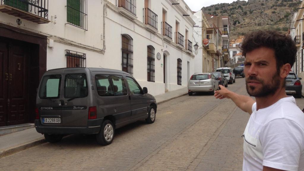 En la foto, Javier señalando el lugar en el que estaba aparcado el coche del guardia civil.