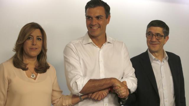 Susana Díaz y Patxi López flanquean a un sonriente Pedro Sánchez.