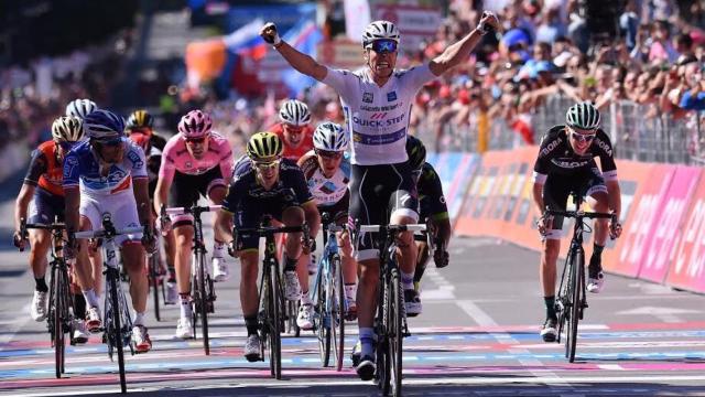 Bob Jungels cruza la línea de meta.