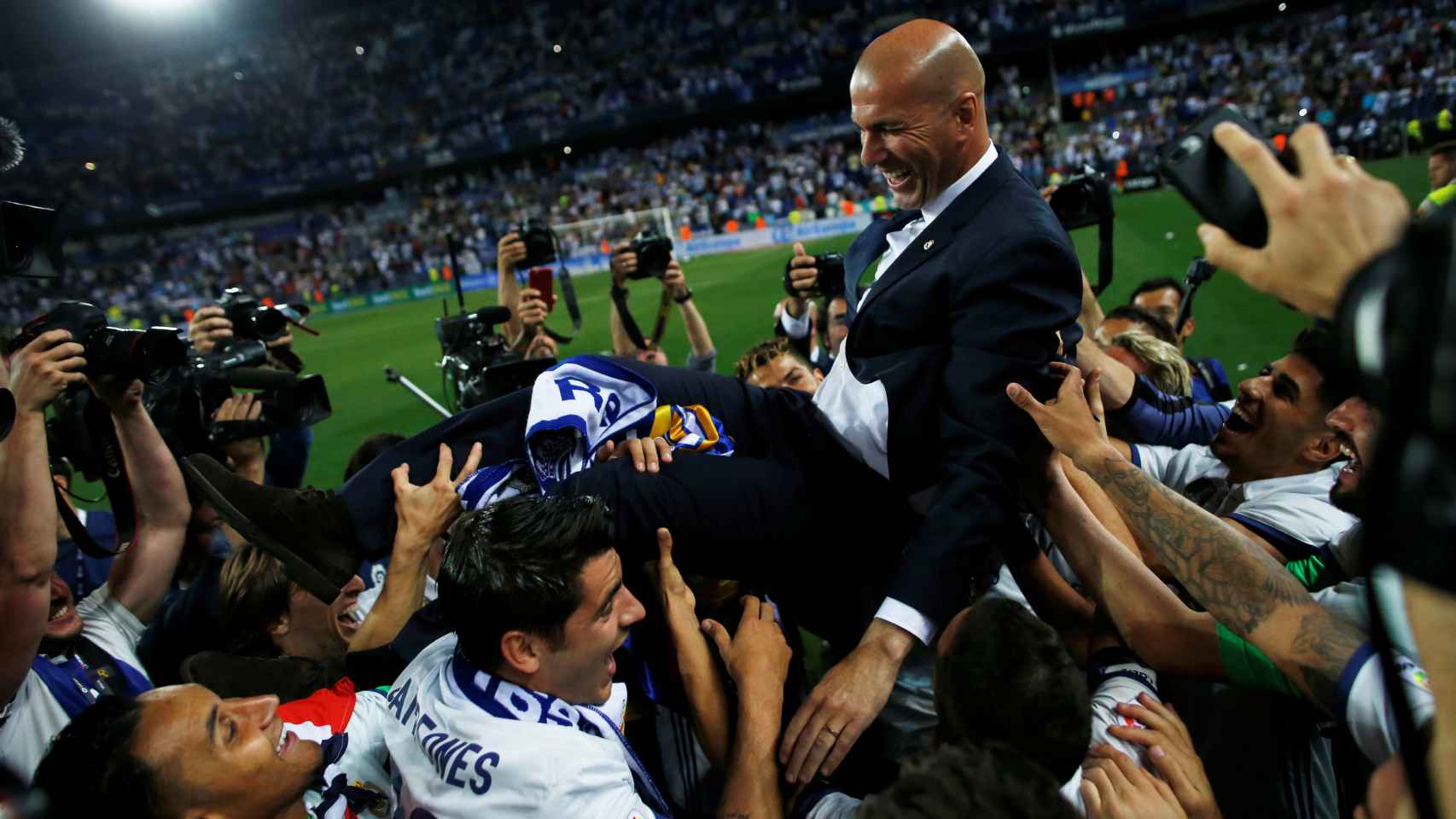Zidane, manteado en La Rosaleda tras ganar la Liga.