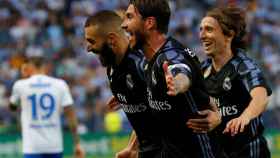 Ramos, Modric y Benzema celebran un gol en Málaga.
