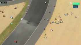 Imagen de la caída de los pilotos de Moto3 en Le Mans.