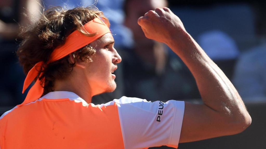 Zverev, celebrando un punto ante Djokovic.