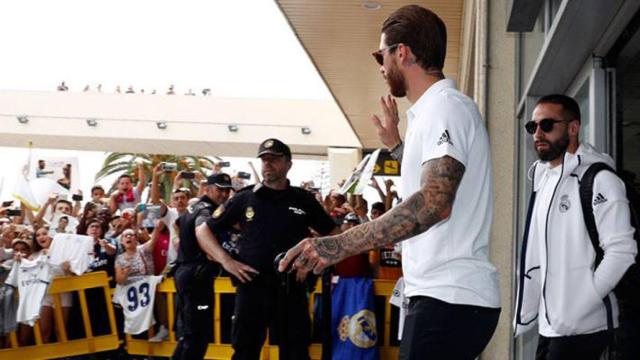 Sergio Ramos y Carvajal saludando a la afición que esperaba en el aeropuerto de Málaga