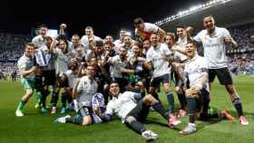 El Real Madrid celebrando la victoria y el título