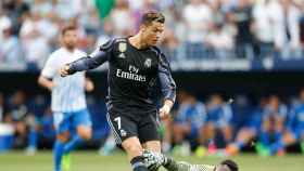 Cristiano Ronaldo regateando a Kameni en el gol