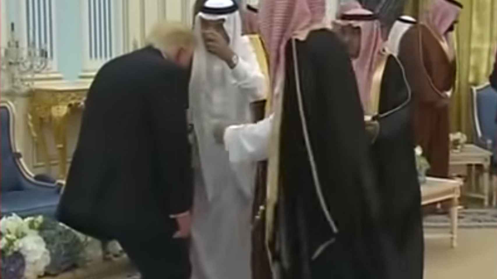 Trump se agacha ante el príncipe saudí.