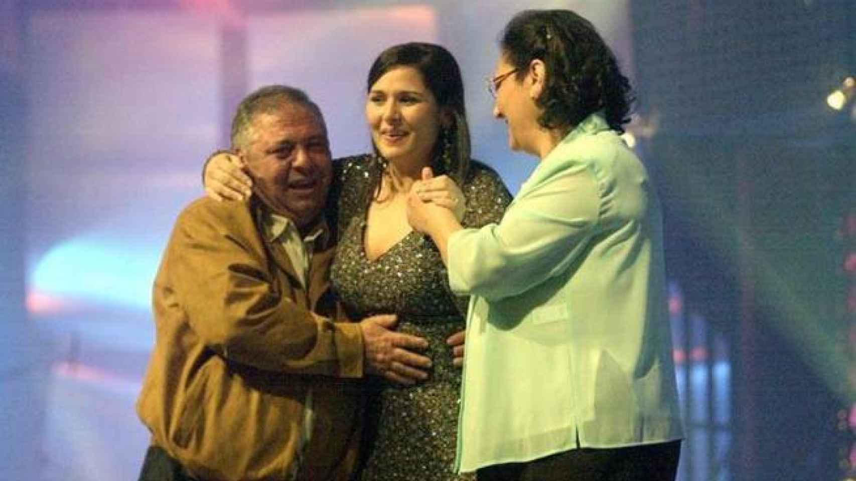 Rosa López con sus padres.