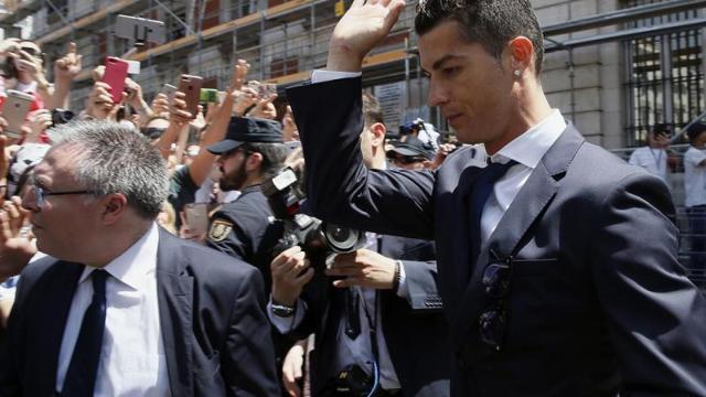 Cristiano Ronaldo saluda en la Puerta del Sol.