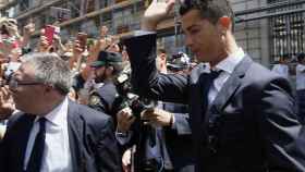 Cristiano Ronaldo saluda en la Puerta del Sol.
