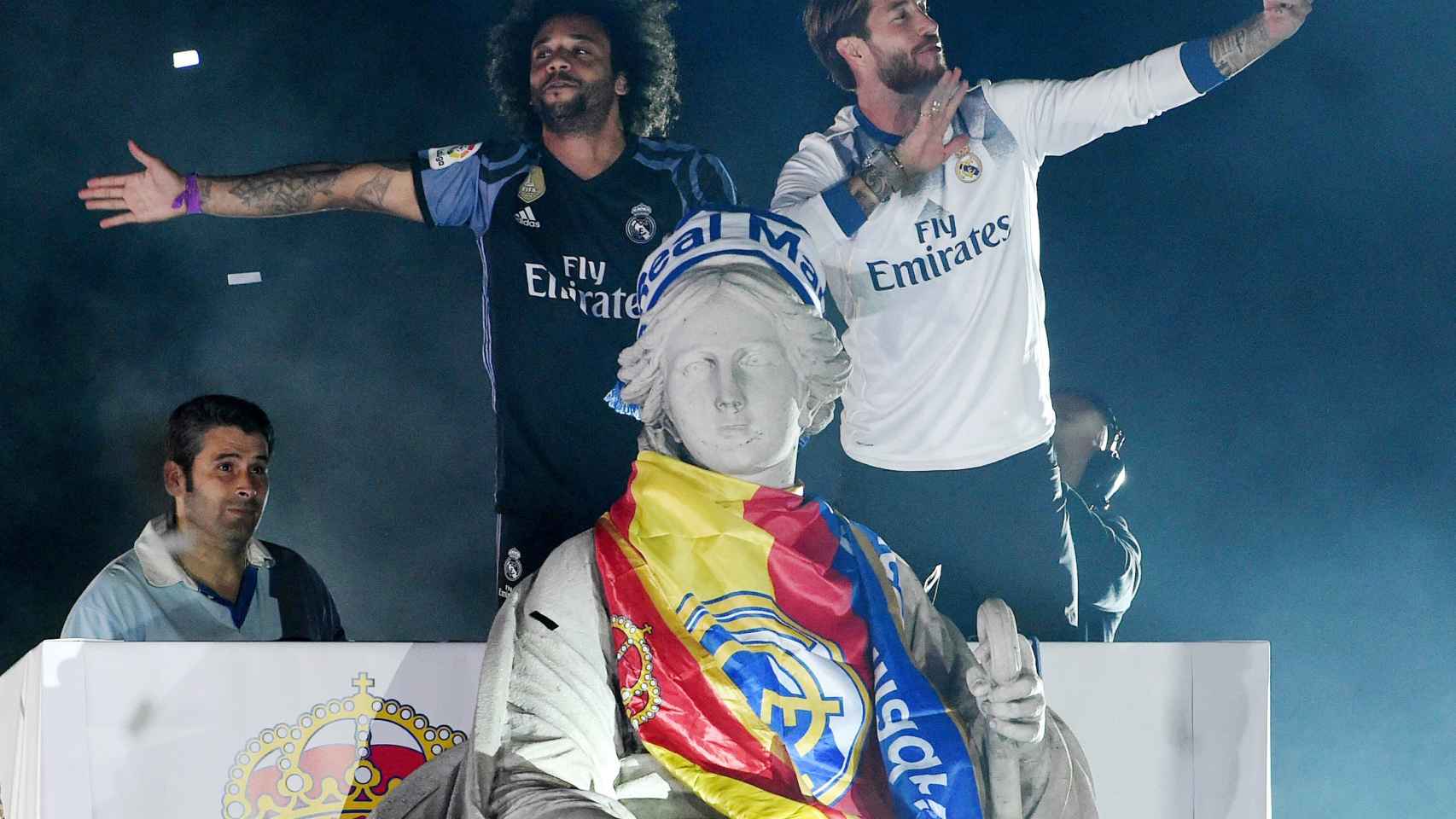 Ramos y Marcelo, capitanes del equipo, con la Diosa Cibeles.