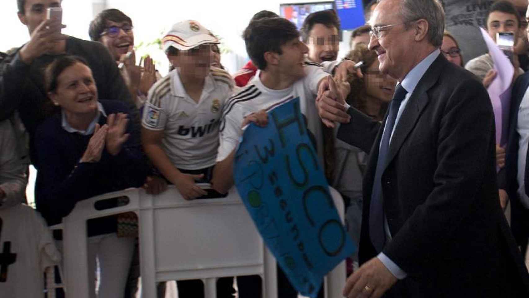 Florentino Pérez al llegar con el equipo al aeropuerto.