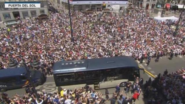 El Real Madrid pasa por la Puerta del Sol.