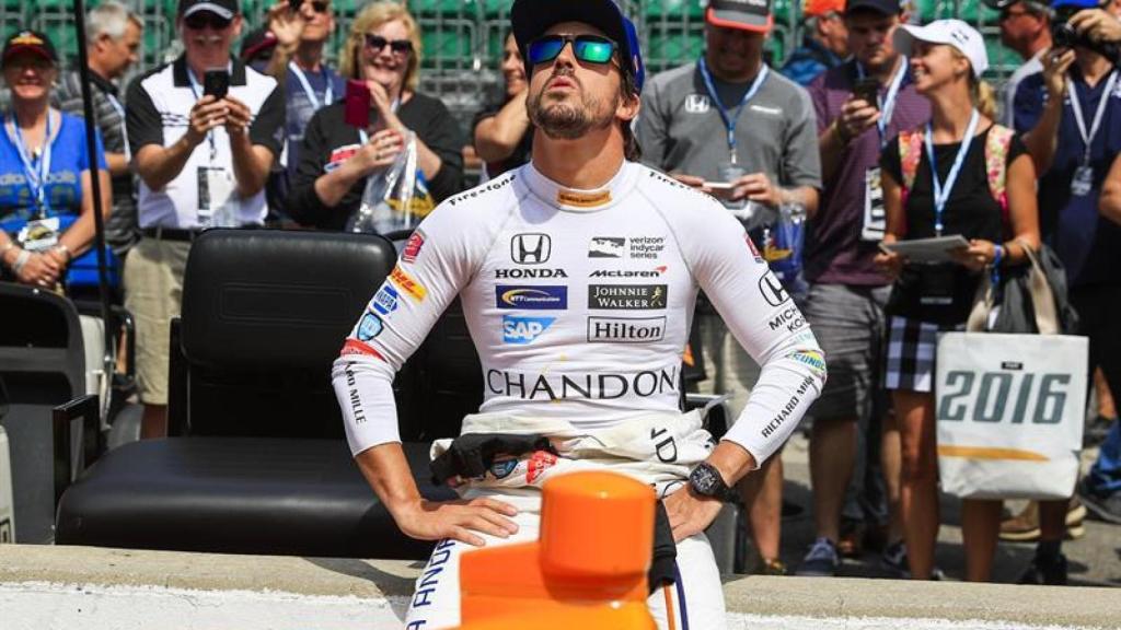 Fernando Alonso, en su coche para las 500 millas de Indianápolis.