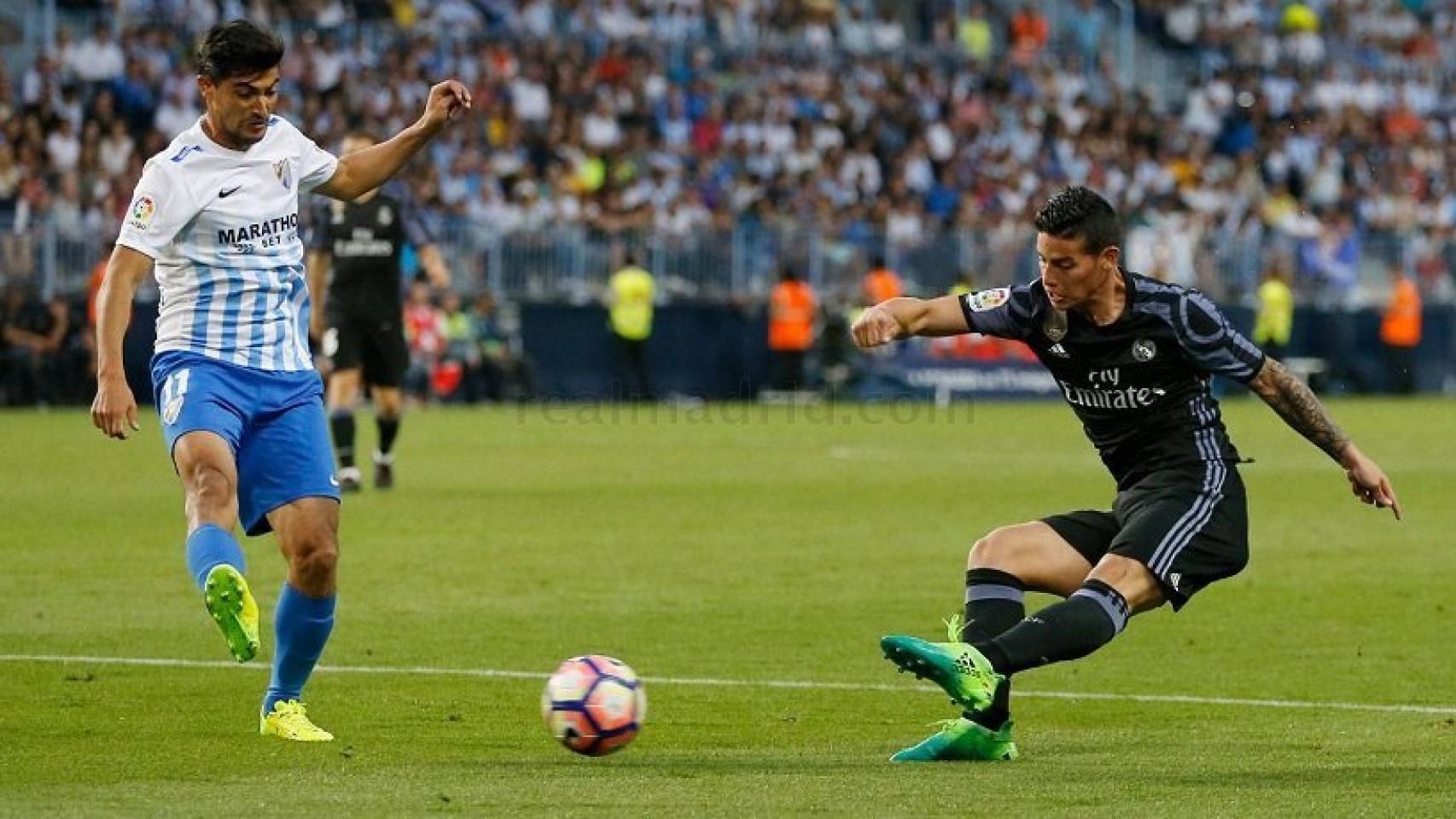 James golpea el balón frente al Chory