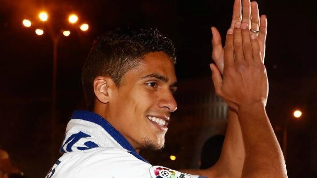 Varane aplaude a la afición en Cibeles