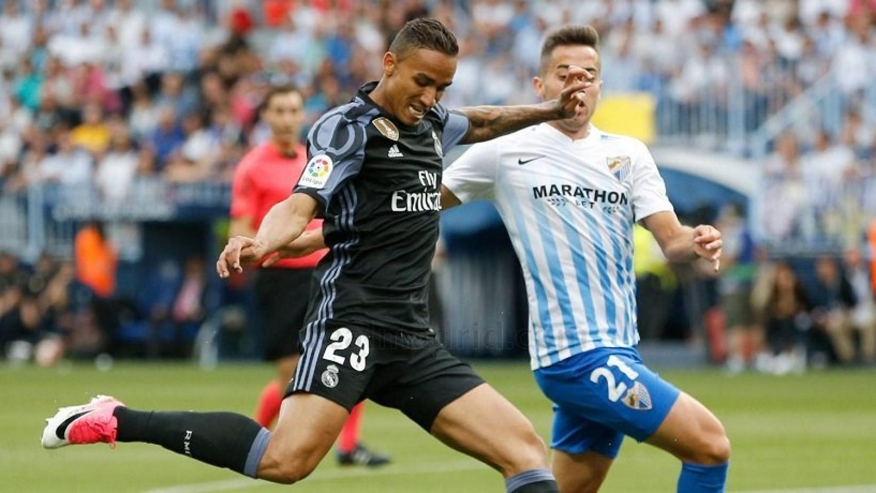 Danilo golpeando el balón