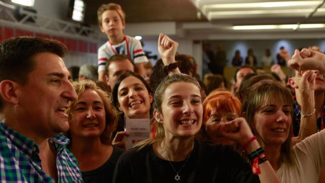 Militantes del PSOE, en Ferraz este domingo celebrando la victoria de Pedro Sánchez.