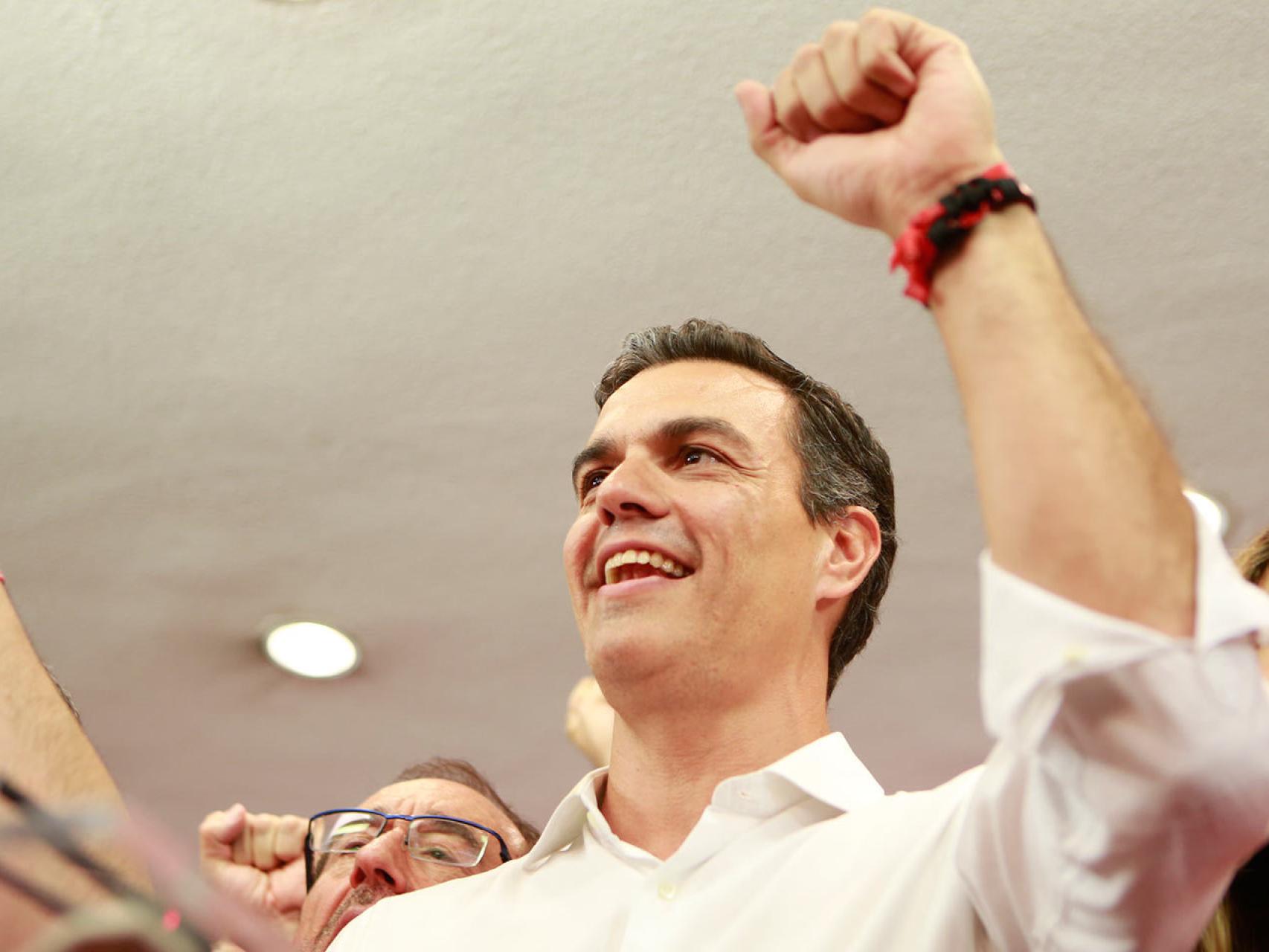 Pedro Sánchez, con su mujer, Begoña Gómez, en la sala de los Comités Federales hace un año.