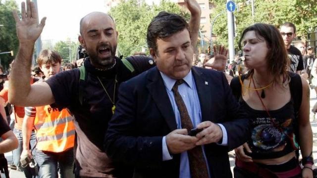 El diputado Alfons López Tena, increpado por los manifestantes.