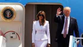 Trump y la primera dama a su salida del Air Force One este lunes