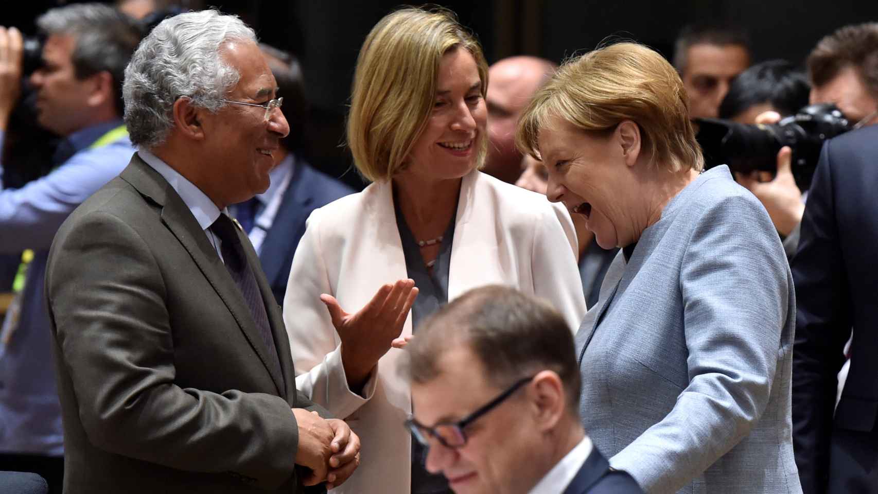 Antonio Costa conversa con Merkel en la última cumbre europea