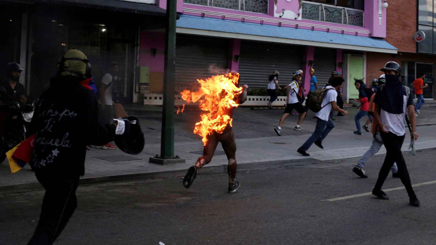 El hombre, en llamas, huye de la manifestación