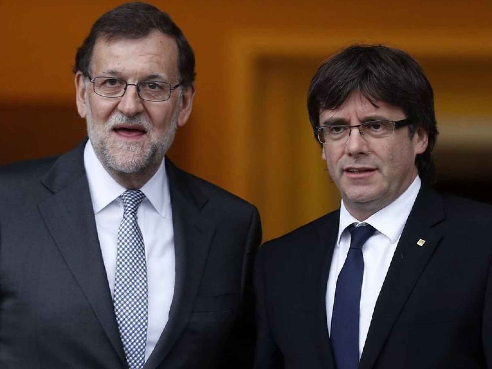 Rajoy con Puigdemont en la Moncloa. / EFE