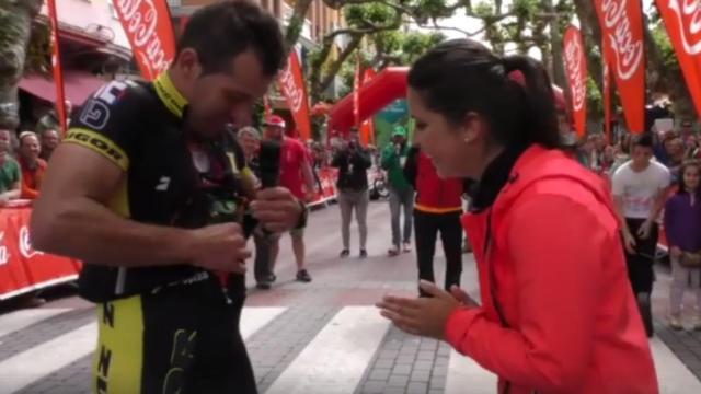 El momento en que el joven saca el ramo de flores