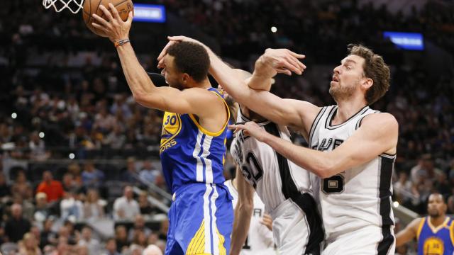 Gasol intenta detener el ataque de los Warriors