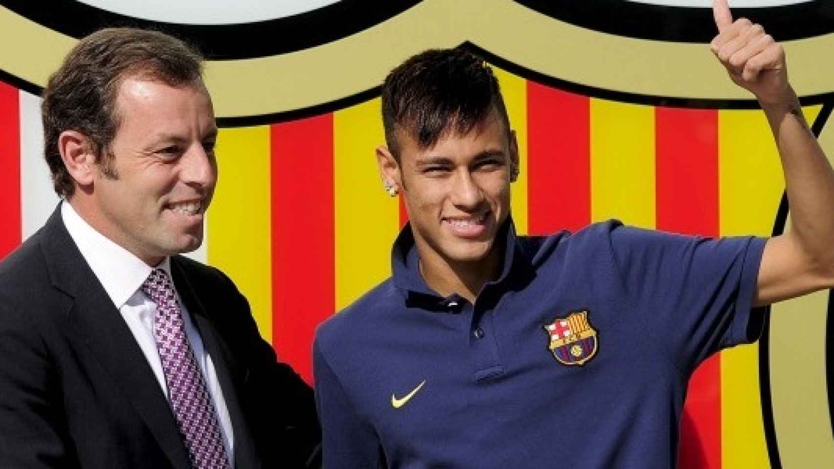 Rosell posa junto a Neymar el día de su fichaje.