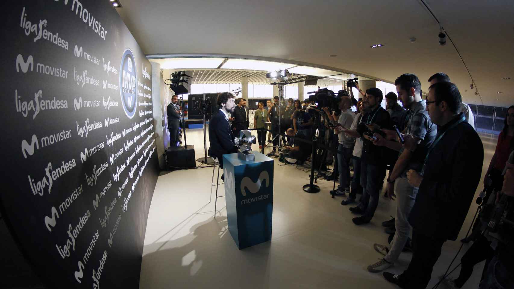 Llull atendiendo a los medios tras recoger su MVP.