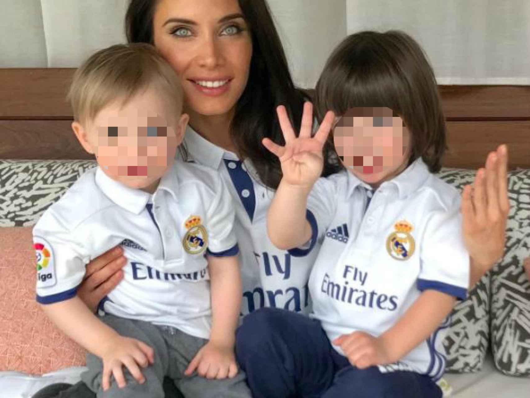 Piolar Rubio posa con sus hijos Sergio Jr. y Lucas con la camiseta del Real Madrid.