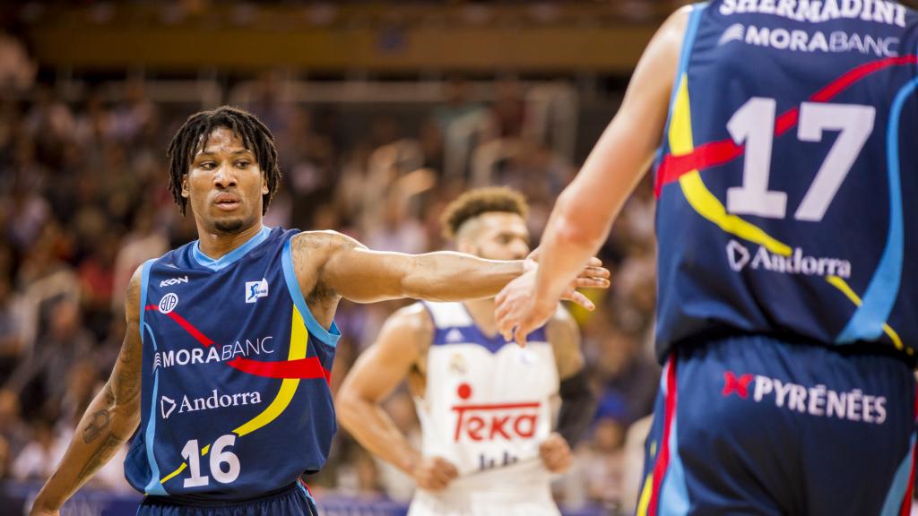 Andrew Albicy y Giorgi Shermadini celebrando una canasta contra el Madrid.