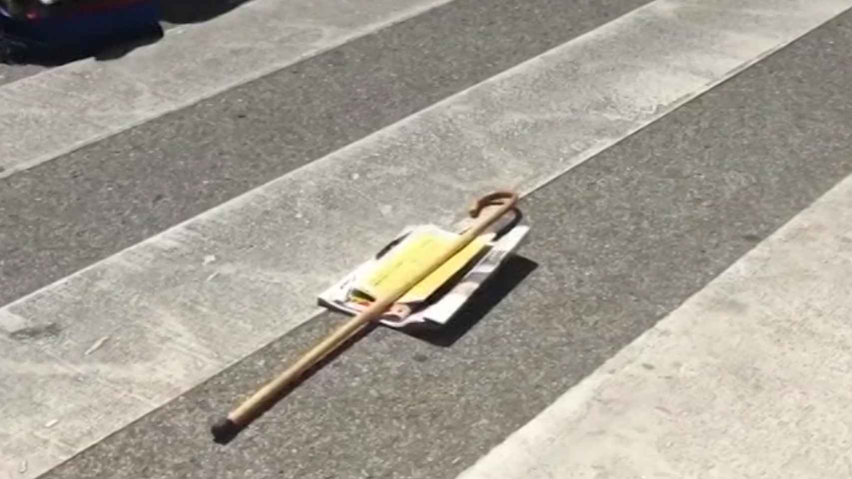 El bastón y el periódico de Ramón, que acabó muerto delante de su casa