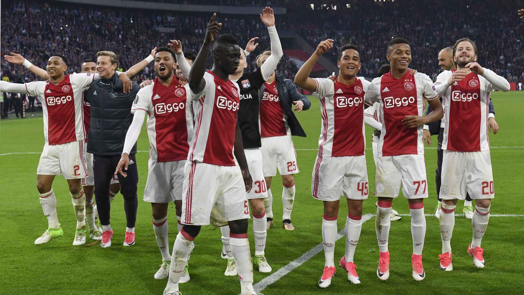 Los jugadores del Ajax celebran su victoria ante el Lyon.