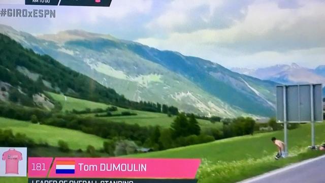 Dumoulin para en plena ascensión a hacer sus necesidades.