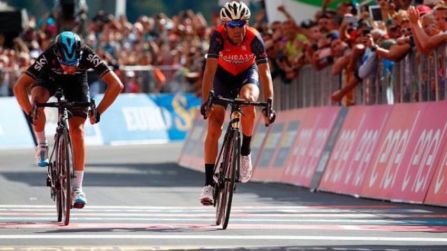 Nibali supera a Landa en la línea de meta.