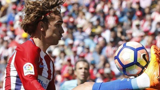 Griezmann controla un balón  Foto: atleticodemadrid.com