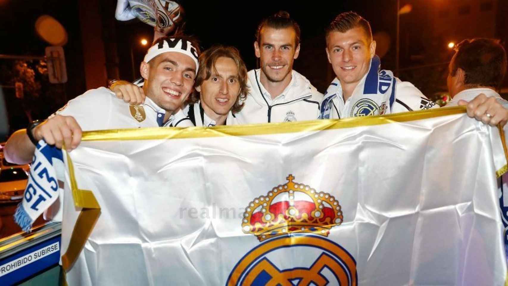 Kovacic, Kroos, Modric y Bale festejan en Cibeles con la bandera del Real Madrid