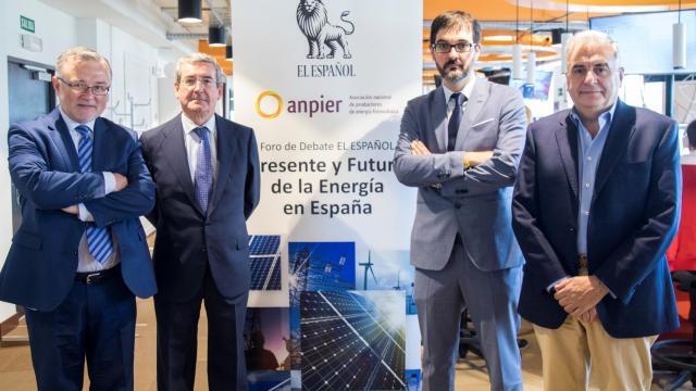 De izquierda a derecha: John Müller, adjunto al Director de EL ESPAÑOL; José María Baño León, Catedrático de Derecho Administrativo en la Universidad Complutense de Madrid; Juan Castro-Gil, Abogado especializado en regulación energética / Secretario de ANPIER y Fernando Ferrando, Vicepresidente de la Fundación Renovables.