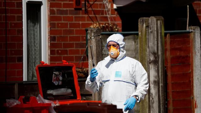 Agente de la policía durante un registro este martes  al sur de Manchester